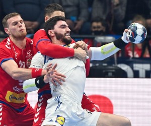 epa09691806 Ludovic Fabregas (R) of France is challenged by Dragan Pechmalbec (L) and Danilo Radovic of Serbia for the ball during Mens' Handball European Championship peliminary round Group C third round match France vs. Serbia in Pick Arena in Szeged, Hungary, 17 January 2022.  EPA/Tibor Illyes HUNGARY OUT