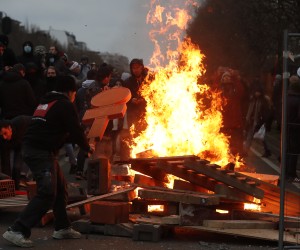 epaselect epa09704781 Rioters erect burning barricades for clashes with police after a protest against European anti-coronavirus measures, in Brussels, Belgium, 23 January 2022. Tens of thousands of people were expected to a protest against the way the EU governments imposed 'disproportionate measures that violate human rights', as organiser 'Europeans United' puts it, to curb the Omicron variant wave of the Sars-Cov-2 coronavirus.  EPA/STEPHANIE LECOCQ