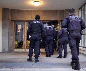 epa09706723 Police officers enter a building at the Heidelberg University in Heidelberg, Germany, 24 January 2022. A man with long-barrelled firearm had opened fire at students in an auditorium and injured four people before shooting himself dead, Mannheim police said.  EPA/RONALD WITTEK