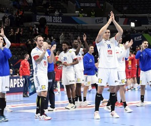 epa09707097 Players of France celebrate after winning the Men's European Handball Championship main round match between Montenegro and France in Budapest, Hungary, 24 January 2022.  EPA/Tamas Kovacs HUNGARY OUT