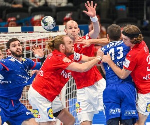 epa09711102 Henrik Mollgaard Jensen (2nd L), Simon Hald Jensen (3rd L) and Jacob Tandrup Holm (R) of Denmark in action against Ludovic Fabregas (L) and Nikola Karabatic (2nd R) of France  during the Men's European Handball Championship main round match between Denmark and France at the MVM Dome in Budapest, Hungary, 26 January 2022.  EPA/Tibor Illyes HUNGARY OUT
