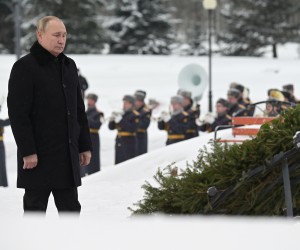 epa09712150 Russian President Vladimir Putin lays flowers at the Piskaryovskoye Memorial Cemetery to mark the 78th anniversary since Leningrad siege was lifted during the World War II, in St. Petersburg, Russia, 27 January 2022. Up to 700,000 civilians are believed to have died from hunger, frost, shelling and air bombardment during the siege of Leningrad by Nazi German army that lasted some 900 days during the World War II.  EPA/ALEKSEY NIKOLSKYI / SPUTNIK / KREMLIN POOL MANDATORY CREDIT