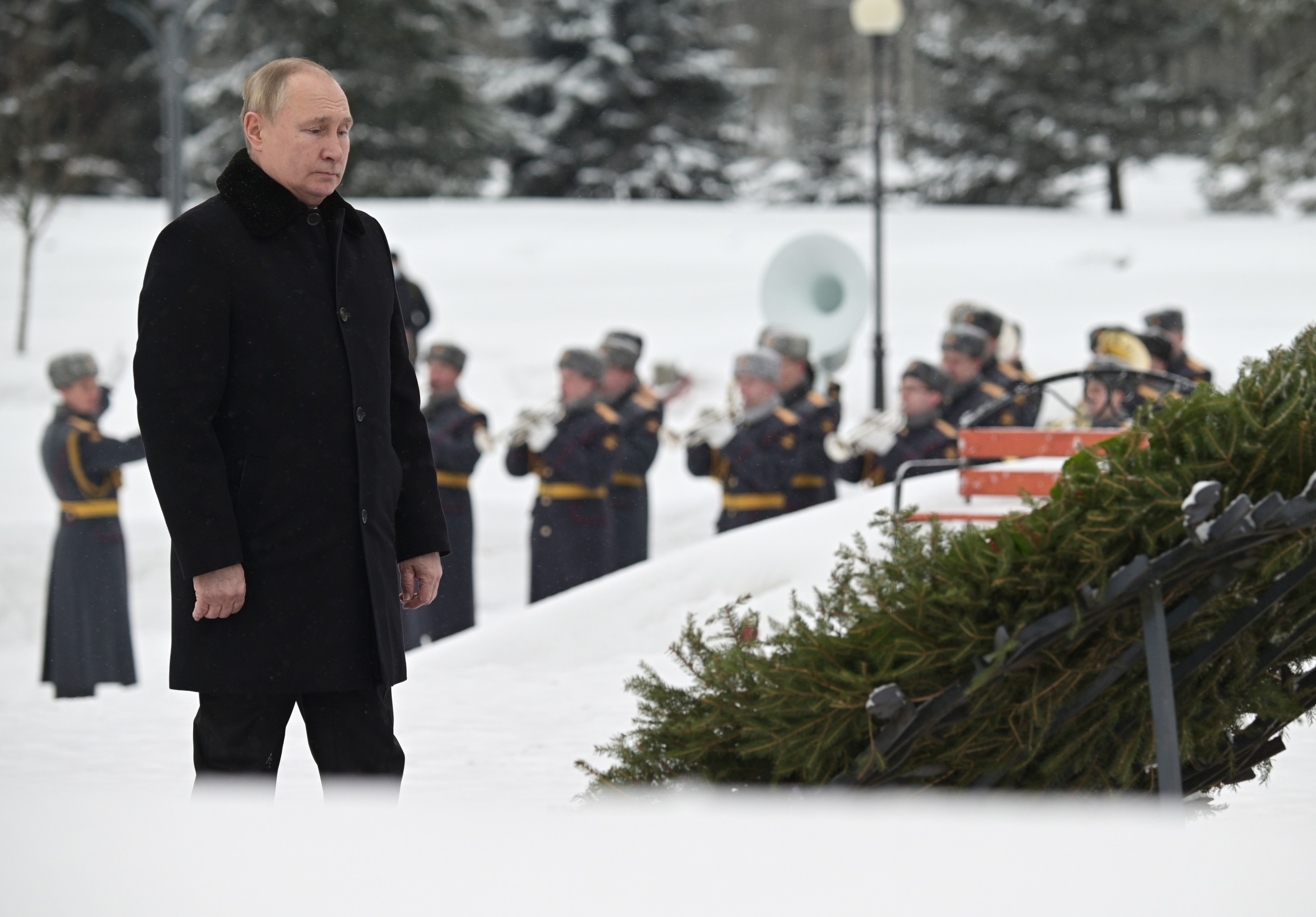 epa09712150 Russian President Vladimir Putin lays flowers at the Piskaryovskoye Memorial Cemetery to mark the 78th anniversary since Leningrad siege was lifted during the World War II, in St. Petersburg, Russia, 27 January 2022. Up to 700,000 civilians are believed to have died from hunger, frost, shelling and air bombardment during the siege of Leningrad by Nazi German army that lasted some 900 days during the World War II.  EPA/ALEKSEY NIKOLSKYI / SPUTNIK / KREMLIN POOL MANDATORY CREDIT