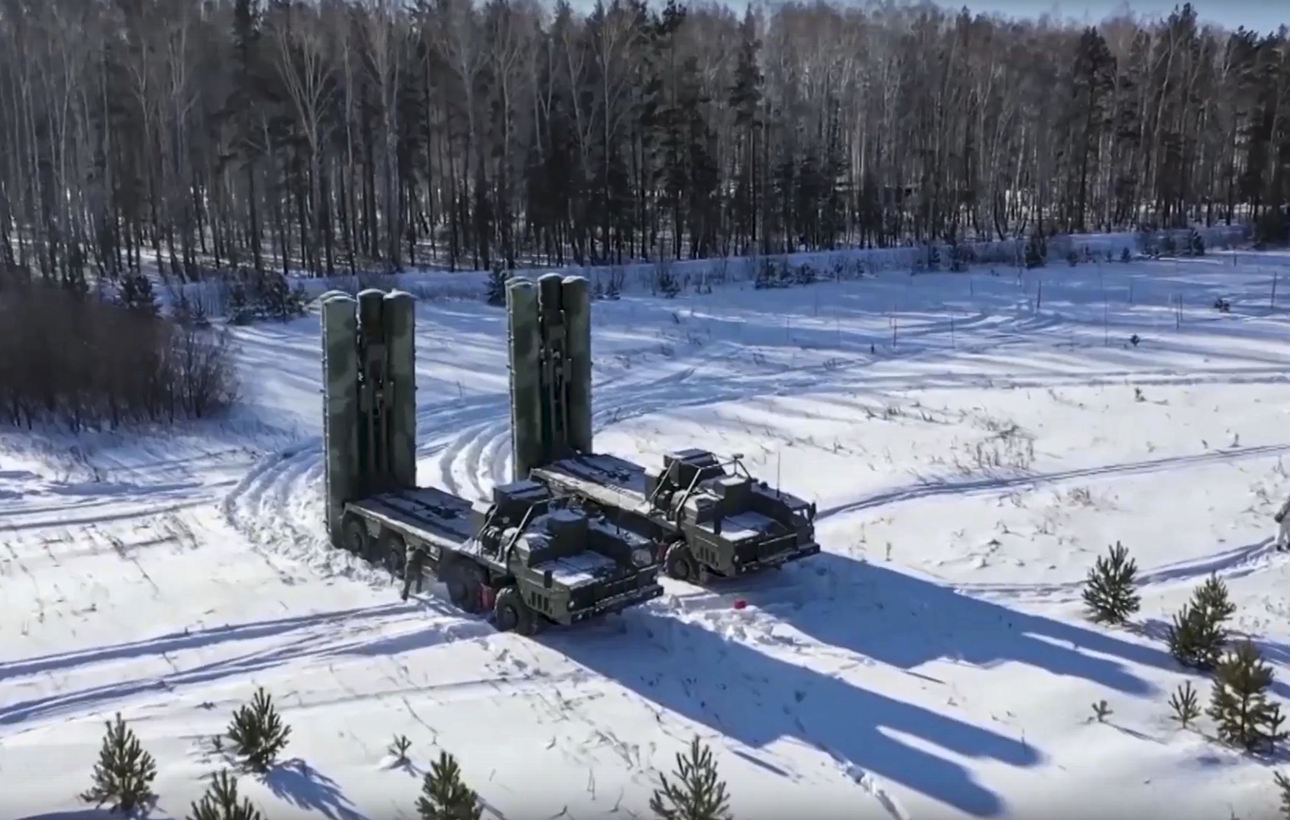 epa09714558 A handout still image taken from handout video made available by the Russian Defence Ministry press service shows Russian S-400 mobile long-range surface-to-air missile (LR-SAM) systems developed by Almaz-Antey, train for the protection of airspace in the Sverdlovsk region, Russia, 28 January 2022. About 3,000 servicemen of the Guards Red Banner Combined Arms Army of the Western Military District (ZVO) have begun combat training at training grounds in the Moscow, Rostov, Krasnodar, Yaroslav, Voronezh, Belgorod, Bryansk and Smolensk regions. In December 2021, the Russian Foreign Ministry published draft agreements between the Russian Federation and NATO and the United States on security guarantees. The document says that the United States should not create military bases in the territories of the former Soviet Union countries that are not members of NATO. The Russian Foreign Ministry on 26 January 2022 received a response from the United States and NATO on security guarantees.  EPA/RUSSIAN DEFENCE MINISTRY PRESS SERVICE/HANDOUT  HANDOUT EDITORIAL USE ONLY/NO SALES