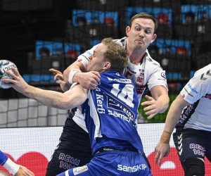 epa09714512 Omar Ingi Magnusson (C-L) of Iceland in action against Sander Sagosen (C-R) of Norway during the Men's European Handball Championship match for the fifth position between Iceland and Norway at the MVM Dome in Budapest, Hungary, 28 January 2022.  EPA/Zsolt Szigetvary HUNGARY OUT