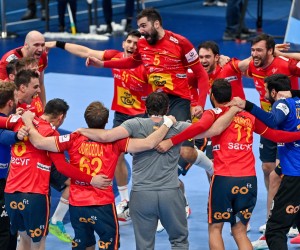 epa09715047 Players of Spain celebrate winning the Men's European Handball Championship semifinal match between Spain and Denmark at the MVM Dome in Budapest, Hungary, 28 January 2022.  EPA/Tibor Illyes HUNGARY OUT