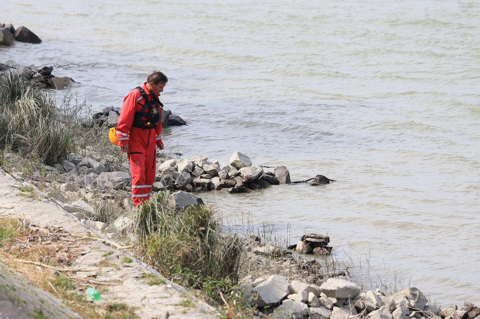 01.09.2017., Vukovar - Na rijeci Dunav kod Vukovara pronadjeno tijelo cetverogodisnjeg dijeteta, a sumnja se da je jos jedna osoba utopljena. U potragu je ukljucena policija i HGSSPhoto: Davor Javorovic/PIXSELL