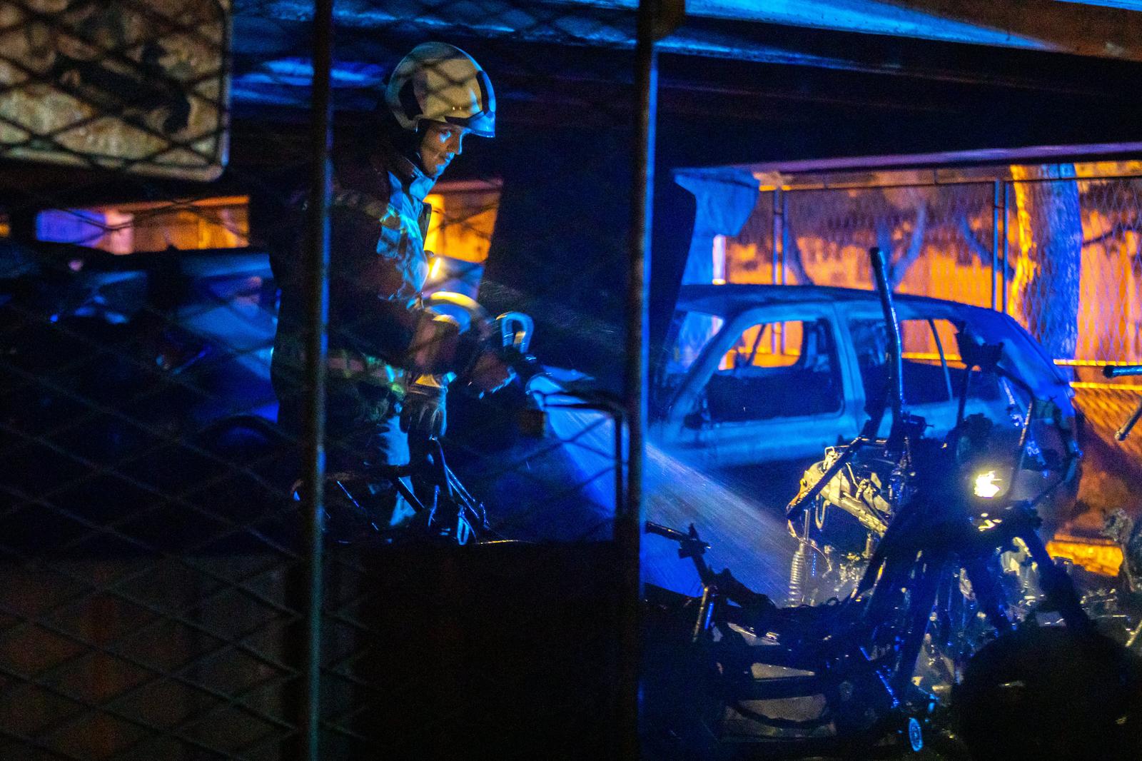 03.12.2021., Split - Malo prije ponoci planuo je pozar na donjoj etazi garaze na Pujankama gdje je izgorjelo nekoliko motora i automobila. 
 Photo: Miroslav Lelas/PIXSELL