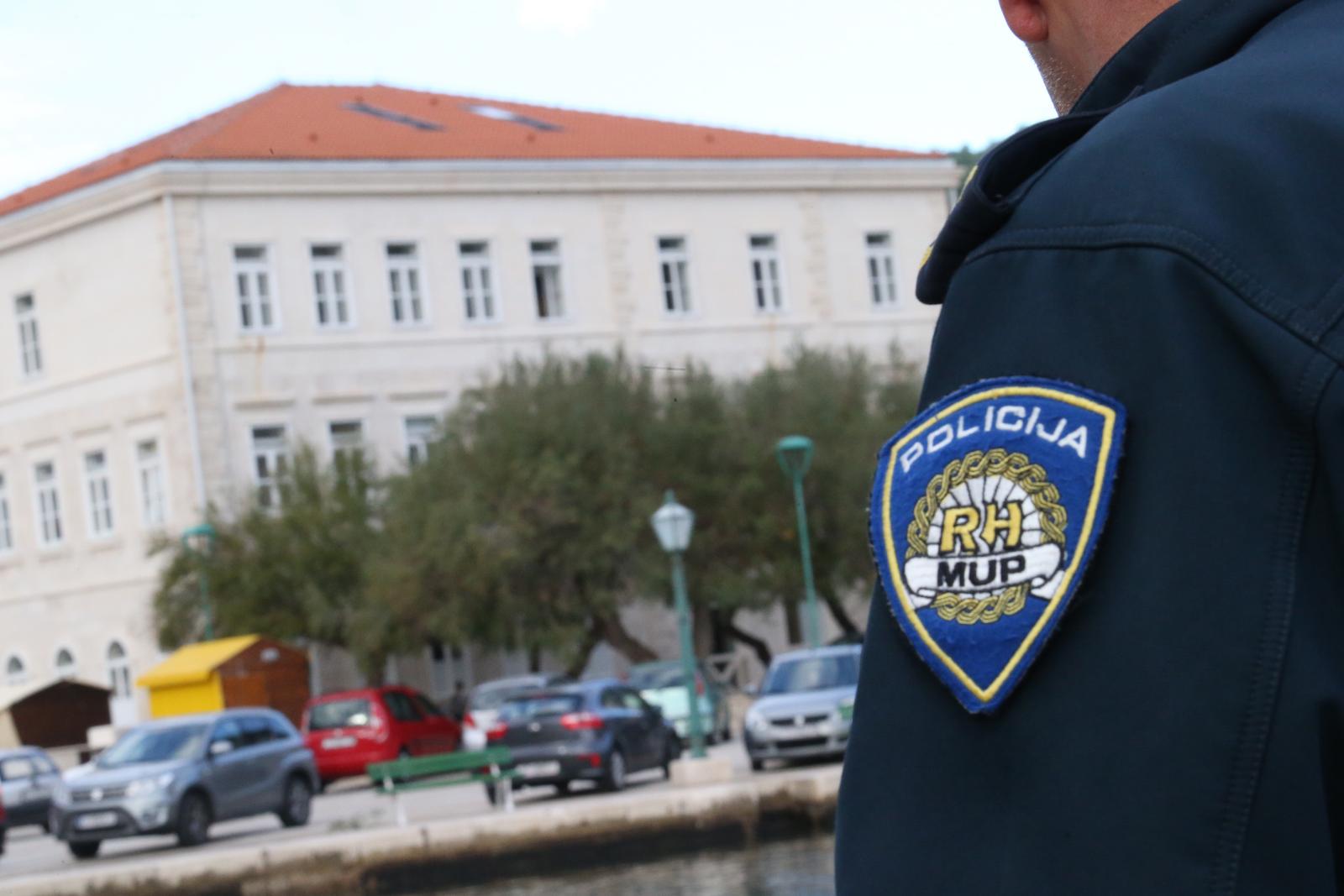 05.11.2018., Pucisca, otok Brac - Ilustracija policije nedaleko zgrade osnovne skole."nPhoto: Ivo Cagalj/PIXSELL