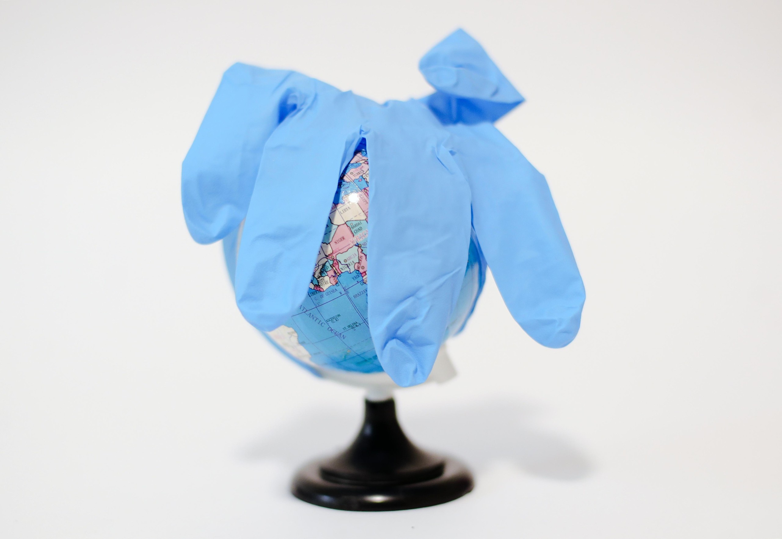 09.10.2021., Zagreb - Ilustracija. Plasticna rukavica na mini globusu simbolizira ilustracija za svjetsku pandemiju koronavirusa. Photo: Sanjin Strukic/PIXSELL