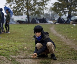 11.10.2021., Velika Kladusa, Bosna i Hercegovina - Stotine migranata, najvise porodice sa djecom nalazi se u novoformiranom improvizovanom satorskom naselju u blizini Velike Kladuse, svega nekoliko kilometara od granice sa Hrvatskom. Svi oni odbijaju ulazak u migrantske centre i u nadi iscekuju ljepse vrijeme pa da jos jednom pokusaju preci granicu i ostvare cilj odlaska u zemlje Evropske unije. Mnogi od njih su nekoliko puta pokusali preci granicu, te su nakon susreta sa granicnom policijom vraceni isprebijani i goli. U kampu nema niti jedna agencija ili organizacija koja pomaze ovim migrantima. Njih oko 300 spava na otvorenom, gdje se jutarnje temperature krecu oko 0 stepeni. 

 Photo: Armin Durgut/PIXSELL