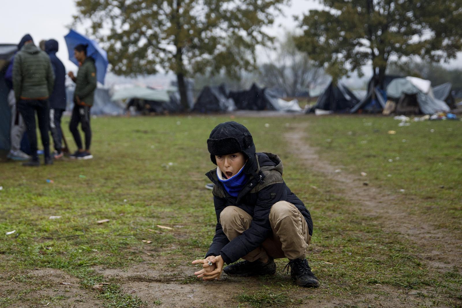 11.10.2021., Velika Kladusa, Bosna i Hercegovina - Stotine migranata, najvise porodice sa djecom nalazi se u novoformiranom improvizovanom satorskom naselju u blizini Velike Kladuse, svega nekoliko kilometara od granice sa Hrvatskom. Svi oni odbijaju ulazak u migrantske centre i u nadi iscekuju ljepse vrijeme pa da jos jednom pokusaju preci granicu i ostvare cilj odlaska u zemlje Evropske unije. Mnogi od njih su nekoliko puta pokusali preci granicu, te su nakon susreta sa granicnom policijom vraceni isprebijani i goli. U kampu nema niti jedna agencija ili organizacija koja pomaze ovim migrantima. Njih oko 300 spava na otvorenom, gdje se jutarnje temperature krecu oko 0 stepeni. 

 Photo: Armin Durgut/PIXSELL