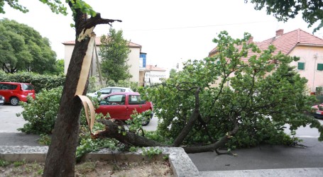 Zbog oluje, više od dvije tisuće kuća na Đakovštini ostalo bez struje