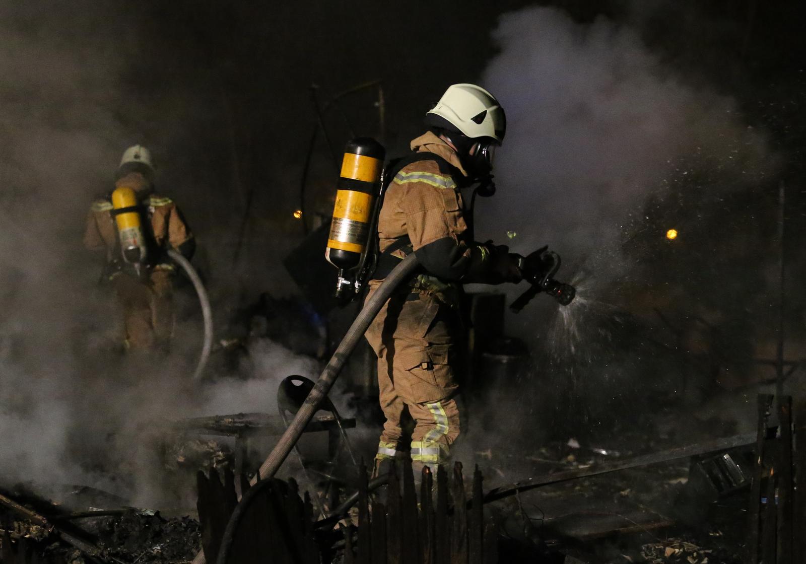17.02.2015., Split - Vatrogasci gase pozar na mjestu pozara. Photo: Ivo Cagalj/PIXSELL