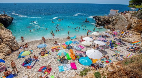 Prošle godine Hrvatsku posjetilo gotovo 14 milijuna turista, ostvareno više od 84 milijuna noćenja