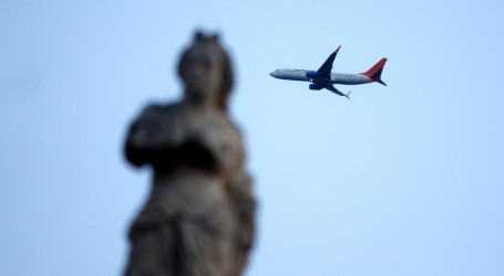 Više od 2700 letova otkazano u SAD-u zbog omikrona i nevremena
