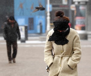 26.02.2018., Zagreb - Val hladnoce zahvatio je Hrvatsku. U gradu Zagrebu u 7 sati ujutro izmjereno je -10 stupnjeva Celzijevih. Kako bi se zastitili od hladnoce, gradjane se upozorava da kratko borave na hladnom zraku te da se odjevaju slojevito i koriste sal kako ne bi drektno udisali hladan zrak.  Niske temperature, vjetar i snijeg otezavaju gradjanima u obavljanju svakodnevnih obaveza. Photo: Marko Lukunic/PIXSELL