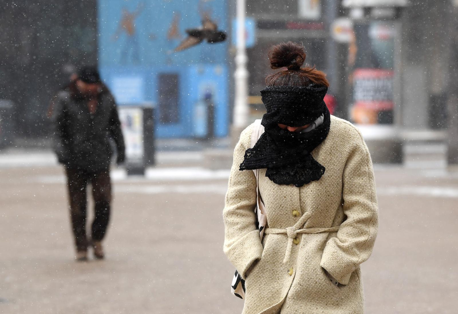 26.02.2018., Zagreb - Val hladnoce zahvatio je Hrvatsku. U gradu Zagrebu u 7 sati ujutro izmjereno je -10 stupnjeva Celzijevih. Kako bi se zastitili od hladnoce, gradjane se upozorava da kratko borave na hladnom zraku te da se odjevaju slojevito i koriste sal kako ne bi drektno udisali hladan zrak.  Niske temperature, vjetar i snijeg otezavaju gradjanima u obavljanju svakodnevnih obaveza. Photo: Marko Lukunic/PIXSELL