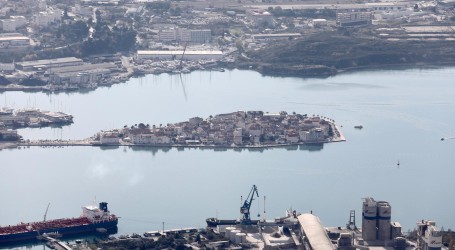 Crni tamni dim nad Splitom, navodno gori brod u Vranjicu