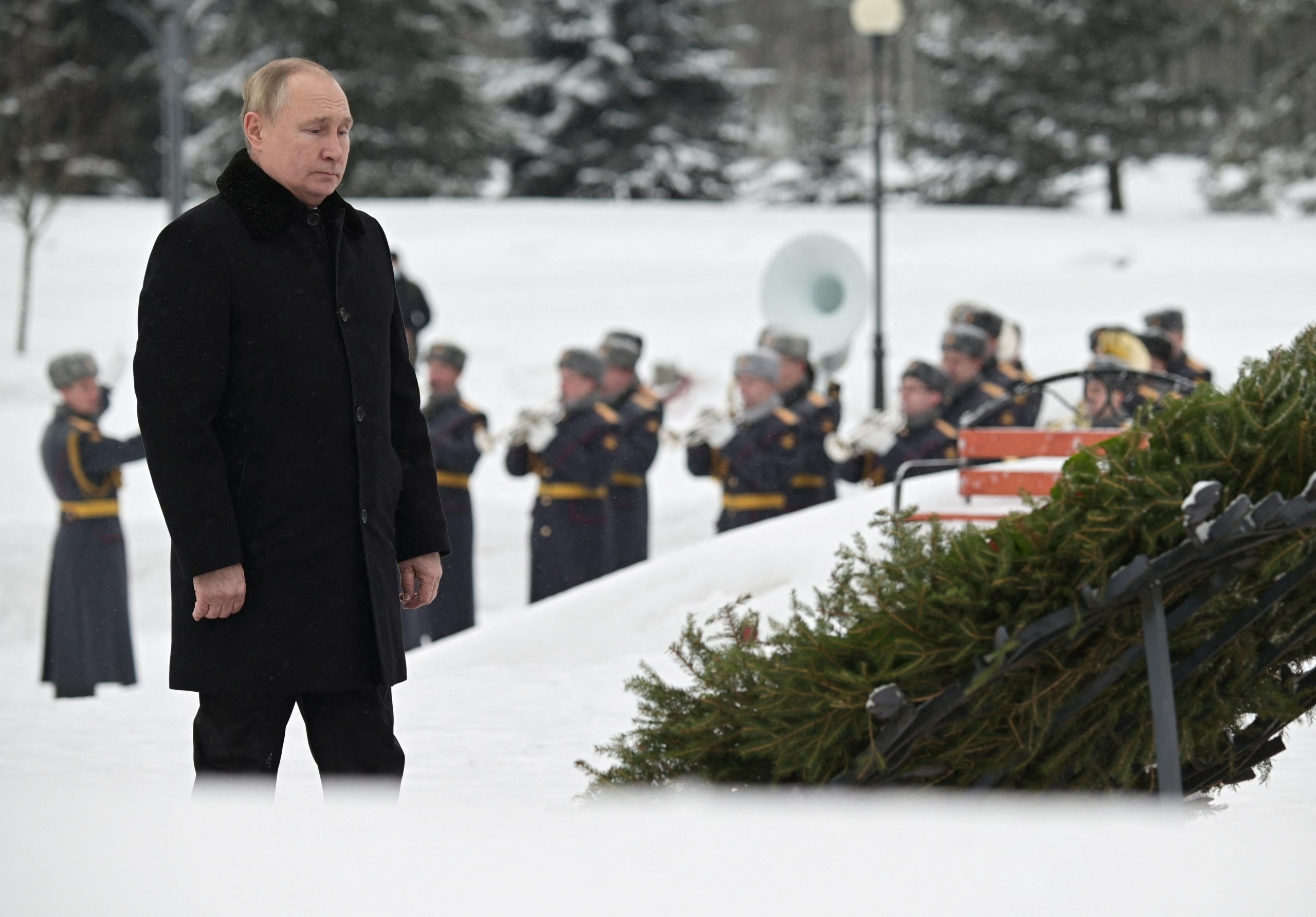 Russian President Vladimir Putin attends a flower-laying ceremony marking the 78th anniversary of lifting of the Leningrad siege during World War Two at the Piskaryovskoye Memorial Cemetery in Saint Petersburg, Russia January 27, 2022. Sputnik/Aleksey Nikolskyi/Kremlin via REUTERS ATTENTION EDITORS - THIS IMAGE WAS PROVIDED BY A THIRD PARTY. Photo: SPUTNIK/REUTERS