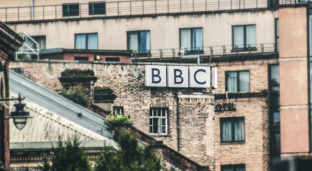 Politički napad? Britanska vlada zamrzava visinu pretplate za BBC