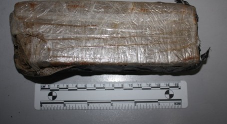 Uhićen 49-godišnjak: Policiji je predao 2 grama heroina, a onda su mu u autu pronašli još pola kile