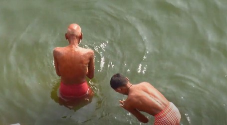 Indija: Hodočasnike na ritualnom kupanju u rijeci Ganges škropit će i dronovi