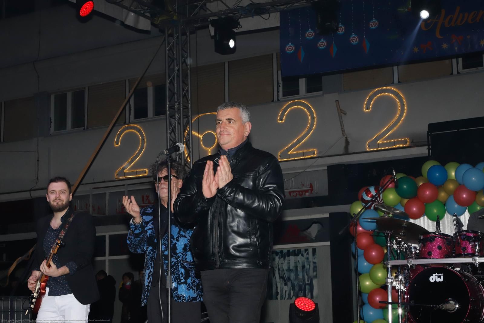 31.12.2021., Sinj - U Sinju bez brige oko epidemioloskih mjera organiziran zabavan docek Nove godine uz Crvenu Jabuku. Photo: Sasa Tadinac/PIXSELL