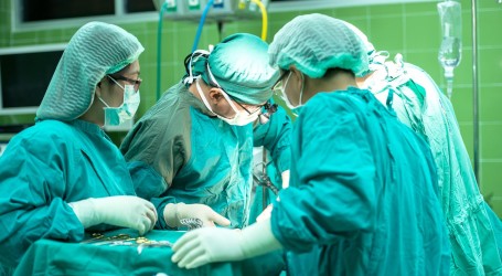 Revolucionarna operacija: Amerikancu uspješno presađeno genetski modificirano srce svinje
