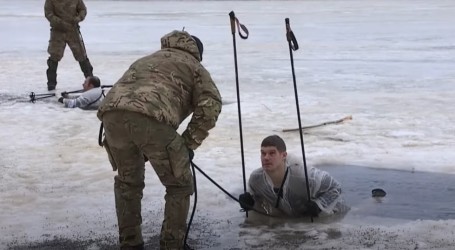 Estonija: Britanski vojnici se okupali u hladnoj jezerskoj vodi