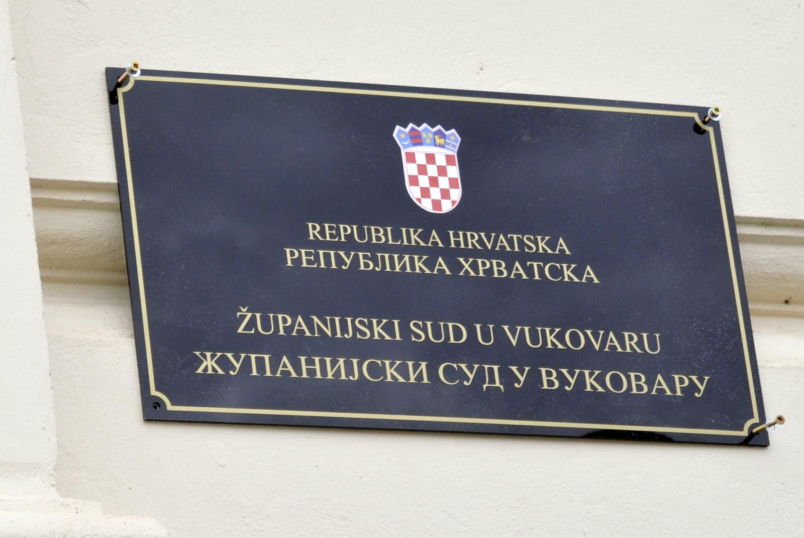 21.10.2013., Vukovar - Na Zupanijski sud u Vukovaru postavljena nova ploca s dvojezicnim natpisom. Ploce su postavljene na vecoj visini tako da se ne mogu skinuti bez koristenja ljestvi.rPhoto: Goran Ferbezar/PIXSELL