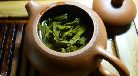 Zeleni čaj je zdrav i okrepljujući zimski napitak, dodajte mu i sušeno voće