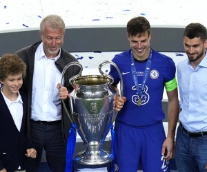 Manchester City v Chelsea - UEFA Champions League - Final - Estadio do Dragao Chelsea owner Roman Abramovich 2nd left poses with club captain Cesar Azpilicueta and the trophy after the UEFA Champions League final match held at Estadio do Dragao in Porto, Portugal. Picture date: Saturday May 29, 2021. Editorial use only, no commercial use without prior consent from rights holder. PUBLICATIONxINxGERxSUIxAUTxONLY Copyright: xAdamxDavyx 60080771