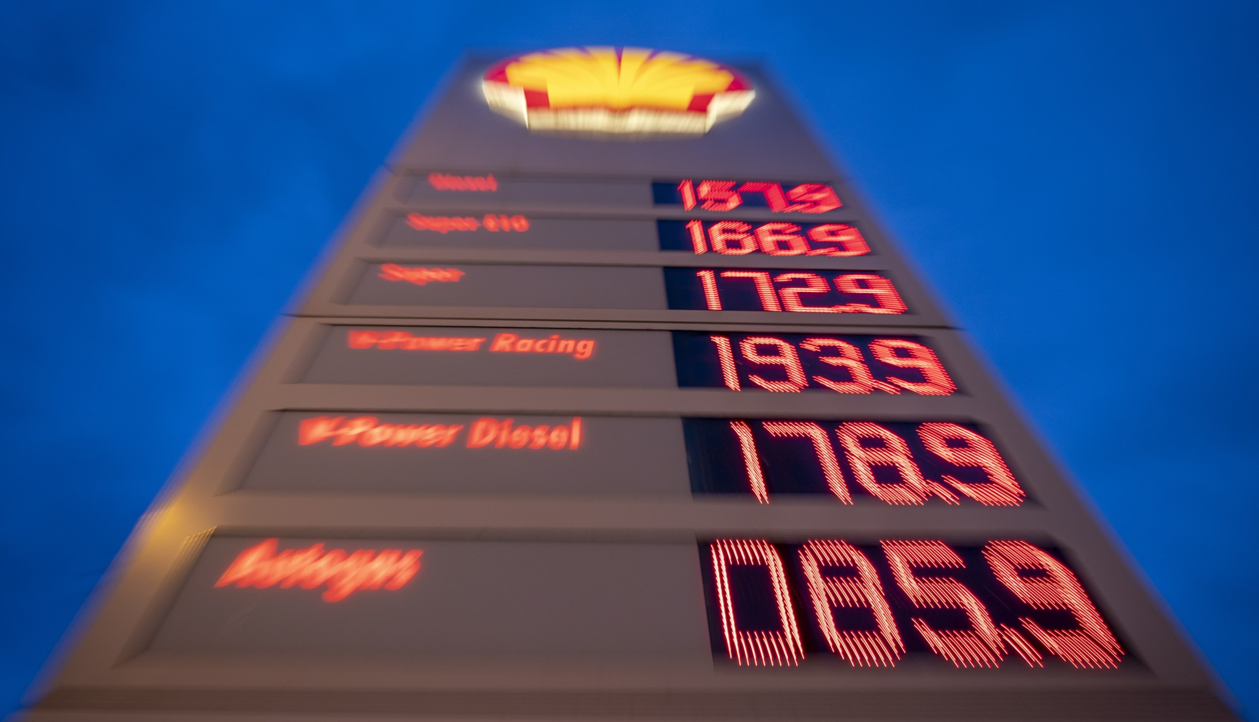 epa09679024 A sign showing car gas prices at a gas station in Frankfurt am Main, Germany, 11 January 2022. Due to much higher acquisition costs on international markets, to higher CO2 prices, which have increased from 25 to 30 euros per tonne, and higher grid fees, the comparison website Verivox expects that further price rises will occur in 2022.  EPA/RONALD WITTEK