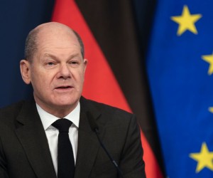 epa09694999 German Chancellor Olaf Scholz sits in front of a camera as he delivers his speech for the Davos Agenda 2022, at the chancellery in Berlin, Germany, 19 January 2022. The Davos Agenda, which takes place from 17 to 21 January 2022, is an online edition of the annual Davos meeting of the World Economy Forum (WEF) due to the coronavirus disease (COVID-19) pandemic.  EPA/MARKUS SCHREIBER / POOL