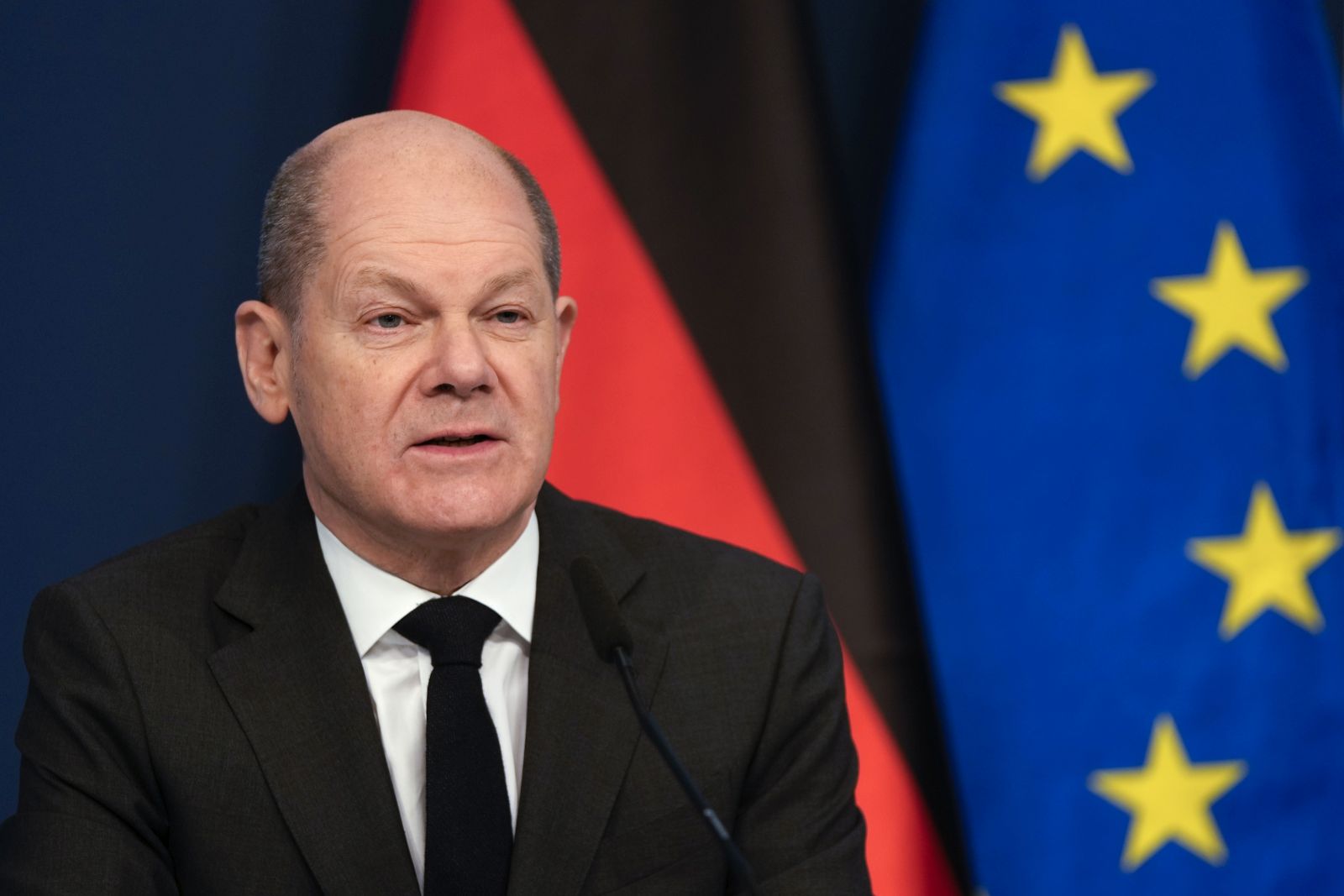 epa09694999 German Chancellor Olaf Scholz sits in front of a camera as he delivers his speech for the Davos Agenda 2022, at the chancellery in Berlin, Germany, 19 January 2022. The Davos Agenda, which takes place from 17 to 21 January 2022, is an online edition of the annual Davos meeting of the World Economy Forum (WEF) due to the coronavirus disease (COVID-19) pandemic.  EPA/MARKUS SCHREIBER / POOL