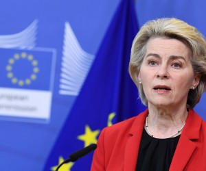 epa09706199 European Commission President Ursula von der Leyen gives a statement on Ukraine at the EU headquarters in Brussels, Belgium, 24 January 2022. The European Union aims to help Ukraine with a 1.2 billion euro financial aid package in grants and loans to mitigate the effects of the conflict with Russia, von der Leyen said.  EPA/JOHN THYS / POOL
