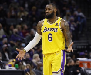 epa09681868 Los Angeles Lakers forward LeBron James reacts after a play against the Sacramento Kings during the second half of their NBA game at Golden 1 Center in Sacramento, California, USA, 12 January 2022.  EPA/JOHN G. MABANGLO  SHUTTERSTOCK OUT