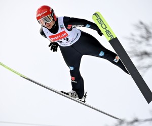 epa09714088 Katharina Althaus of Germany in action during the qualification round of the women's large hill HS147 individual competition at the FIS Ski Jumping World Cup in Willingen, Germany, 28 January 2022.  EPA/SASCHA STEINBACH