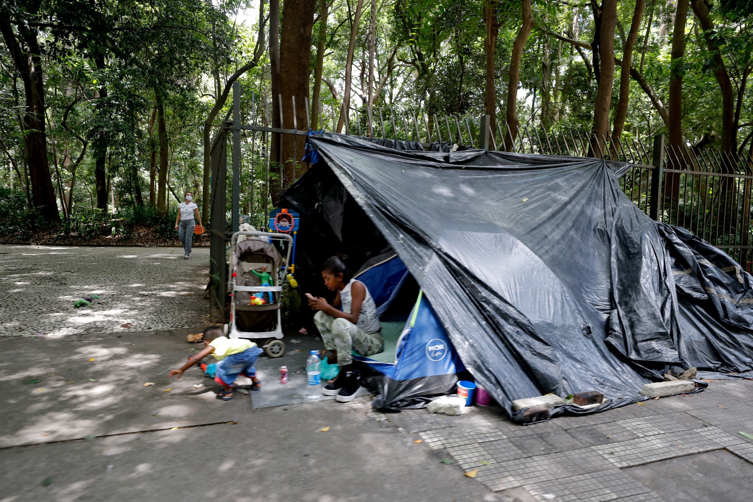 epa09714482 A makeshift shelter is installed on a street in Sao Paulo, Brazil, 27 January 2022 (issued 28 January 2022).  EPA/FERNANDO BIZERRA