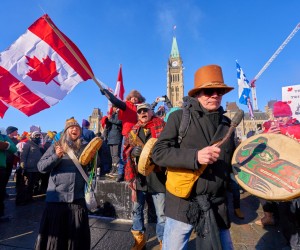 epa09717042 A crowd of protesters part of the Freedom Convoy 2022 gather in front of Parliament Hill, in Ottawa, Canada, 29 January 2022 as they protest against the government of Canadian prime minister Justin Trudeau. The Freedom Convoy 2022 started with truckers from across Canada who oppose the vaccine mandate for truckers to be vaccinated to return to Canada and was joined by other opponents of Canadian prime minister Justin Trudeau.  EPA/ANDRE PICHETTE