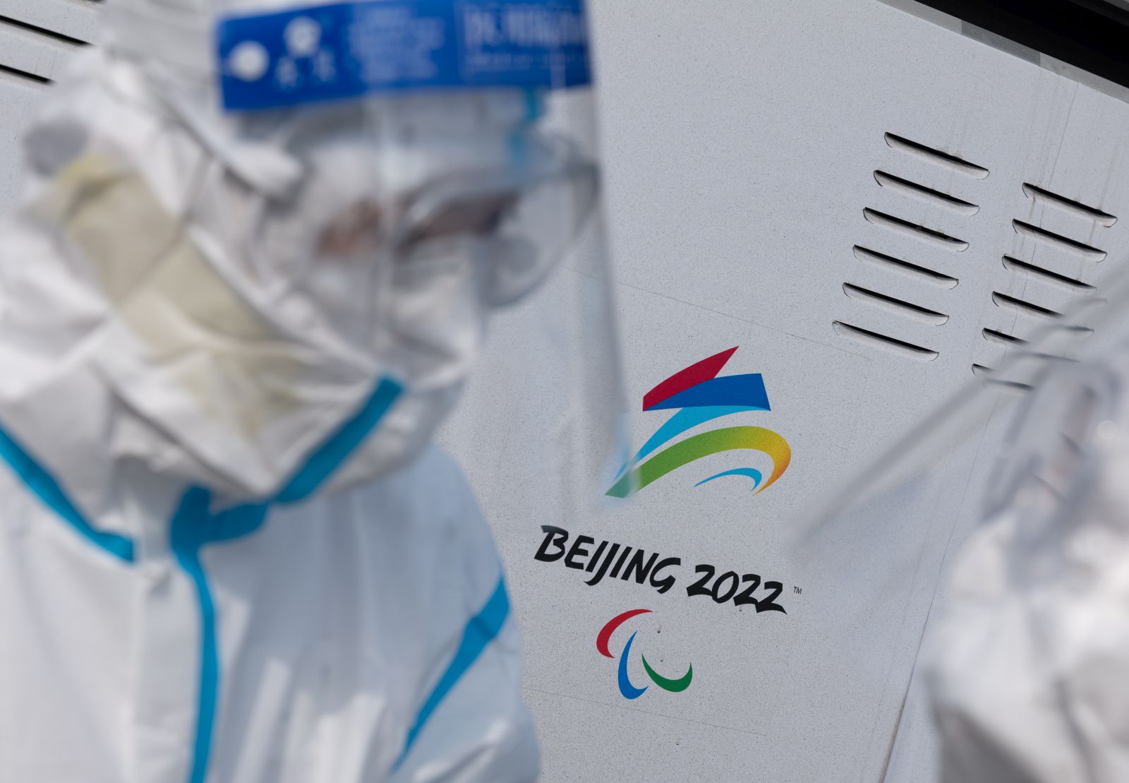 epa09719672 Staffs wearing protective gear talk next an Olympics sign at the Beijing International Airport in China, 31 January 2022. The Beijing 2022 Winter Olympics is scheduled to start on 04 February 2022.  EPA/JEON HEON-KYUN