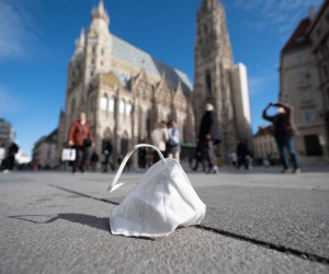 epa09725106 A face mask on the street in the center of Vienna, Austria, 03 february 2022. A session of the Austrian Federal Council was taking place in Vienna to debate mandatory Covid-19 vaccination for people over 18 years of age.  EPA/DANIEL NOVOTNY