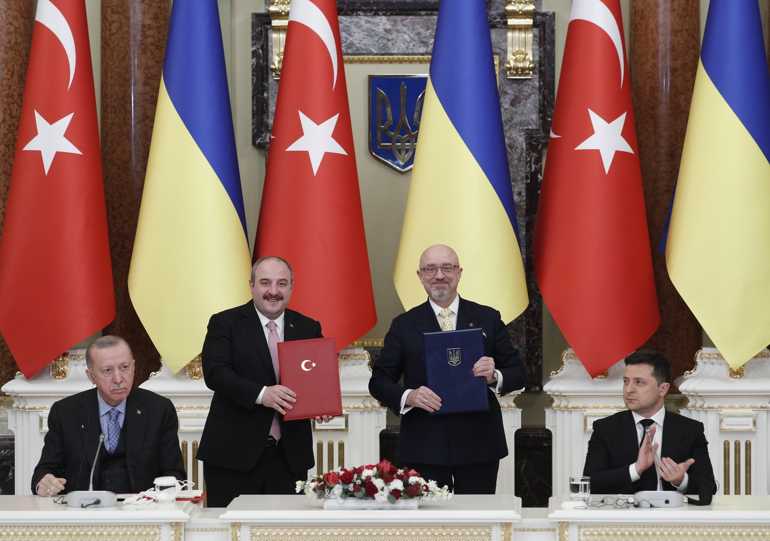 epa09725404 Ukrainian President Volodymyr Zelensky (R) and his Turkish counterpart Recep Tayyip Erdogan (L) attend a document signing ceremony before their joint briefing following their talks at the Mariinsky Palace in Kiev, Ukraine, 03 February 2022. The Turkish President arrived in Ukraine to meet with top Ukrainian officials amid escalation on the Ukraine-Russian border.  EPA/SERGEY DOLZHENKO
