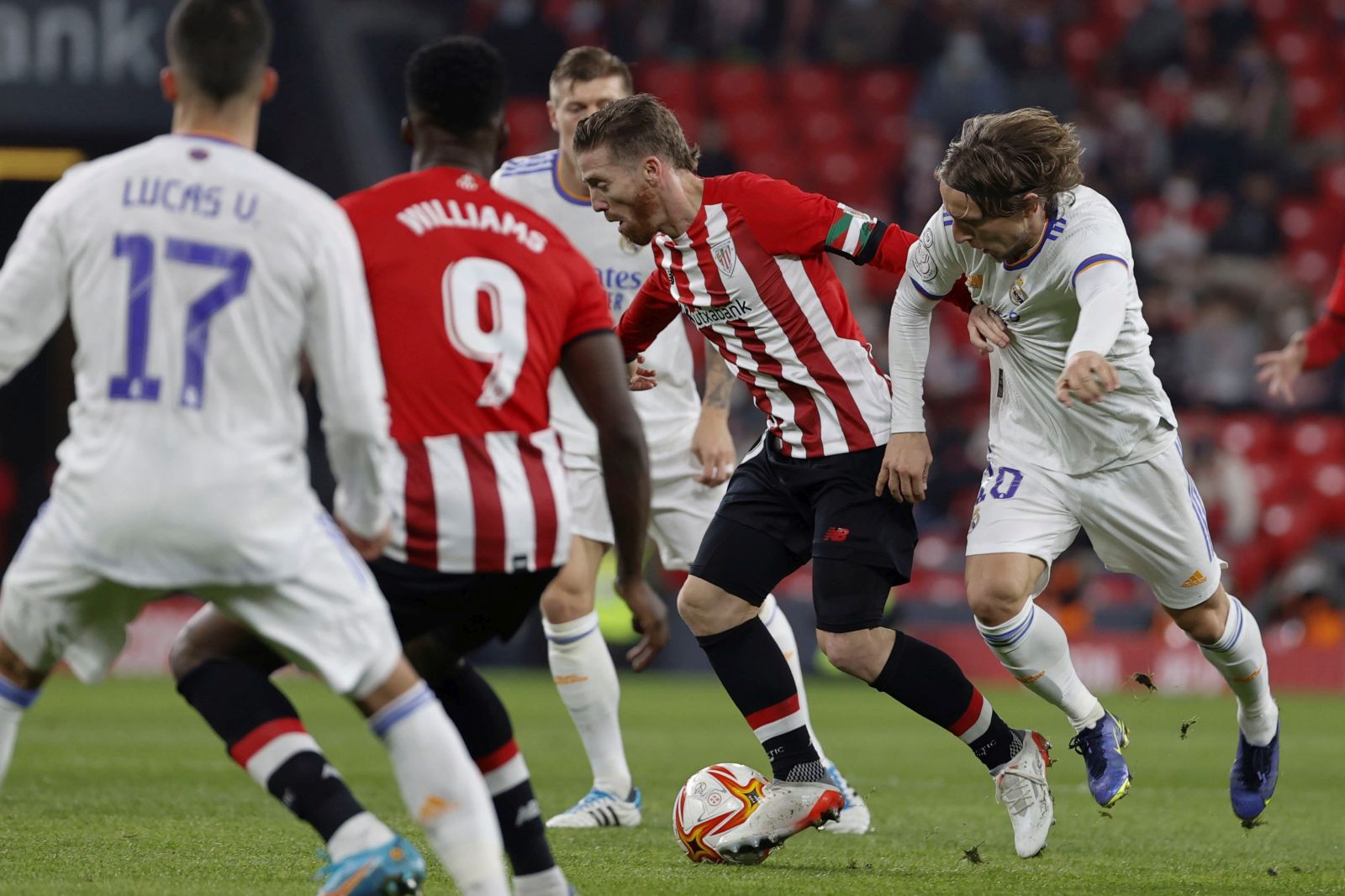 epa09725967 Bilbao's Iker Muniain (2-R) in action against Real Madrid's Luka Modric (R) during the Spanish King's Cup quarter final soccer match between Athletic Bilbao and Real Madrid in Bilbao, northern Spain, 03 February 2022.  EPA/Luis Tejido