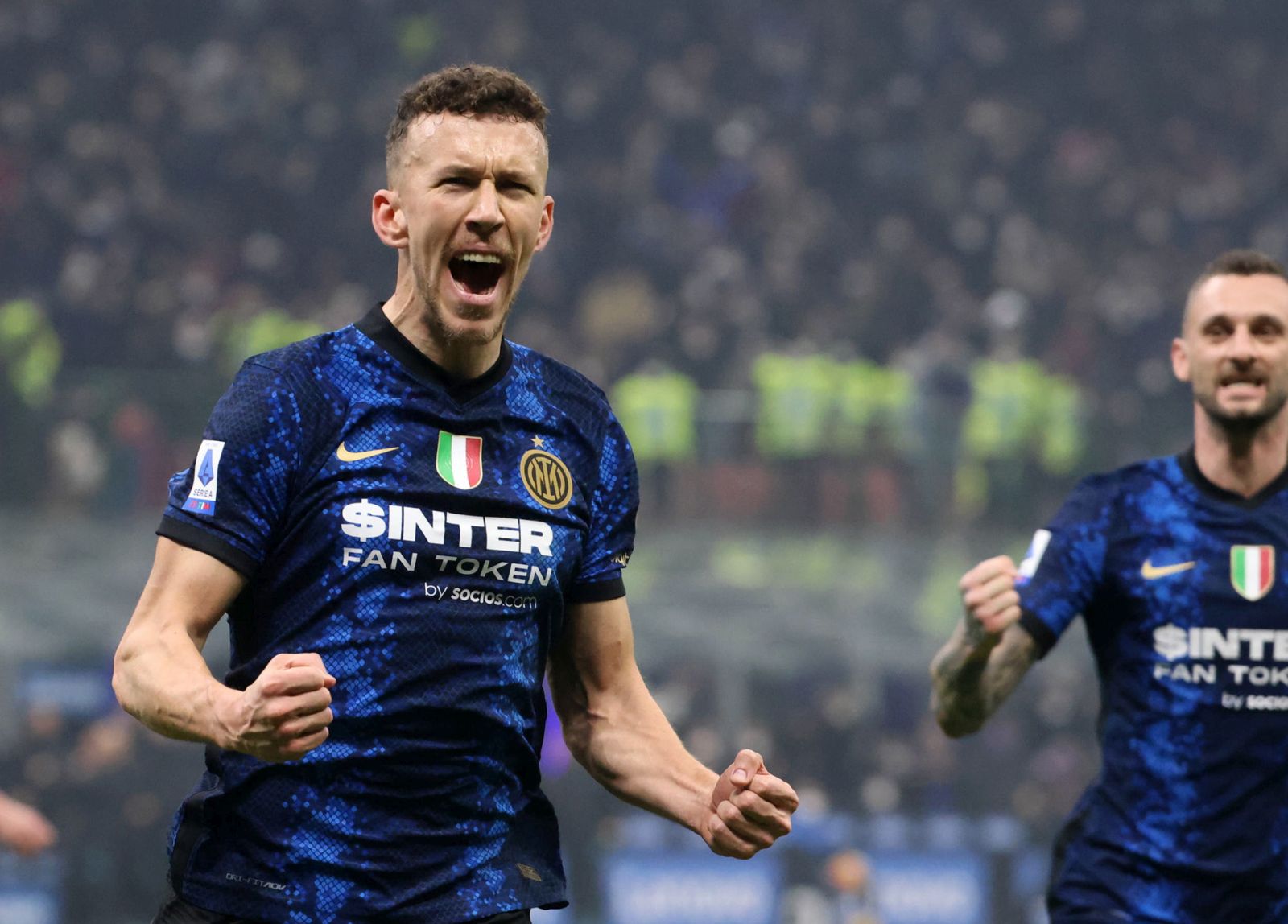 epa09730464 Inter Milan’s Ivan Perisic (L) celebrates after scoring the opening goal during the Italian Serie A soccer match between FC Inter and AC Milan at Giuseppe Meazza stadium in Milan, Italy, 05 February 2022.  EPA/MATTEO BAZZI