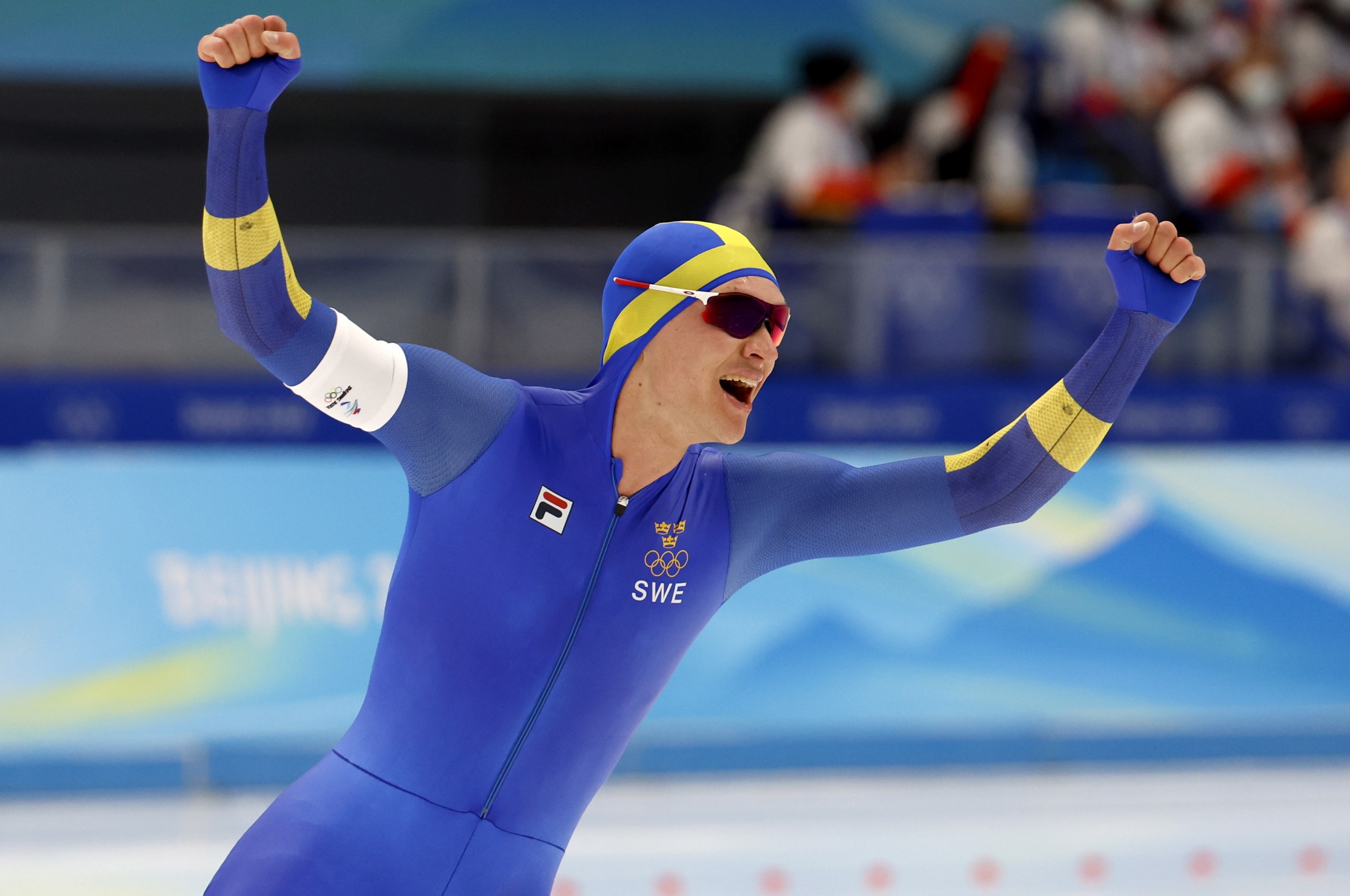 epa09732112 Golden medalist Nils van der Poel of Sweden celebrates after winning the Men's Speed Skating 5000m event at the Beijing 2022 Olympic Games, Beijing, China, 06 February 2022.  EPA/ALEX PLAVEVSKI