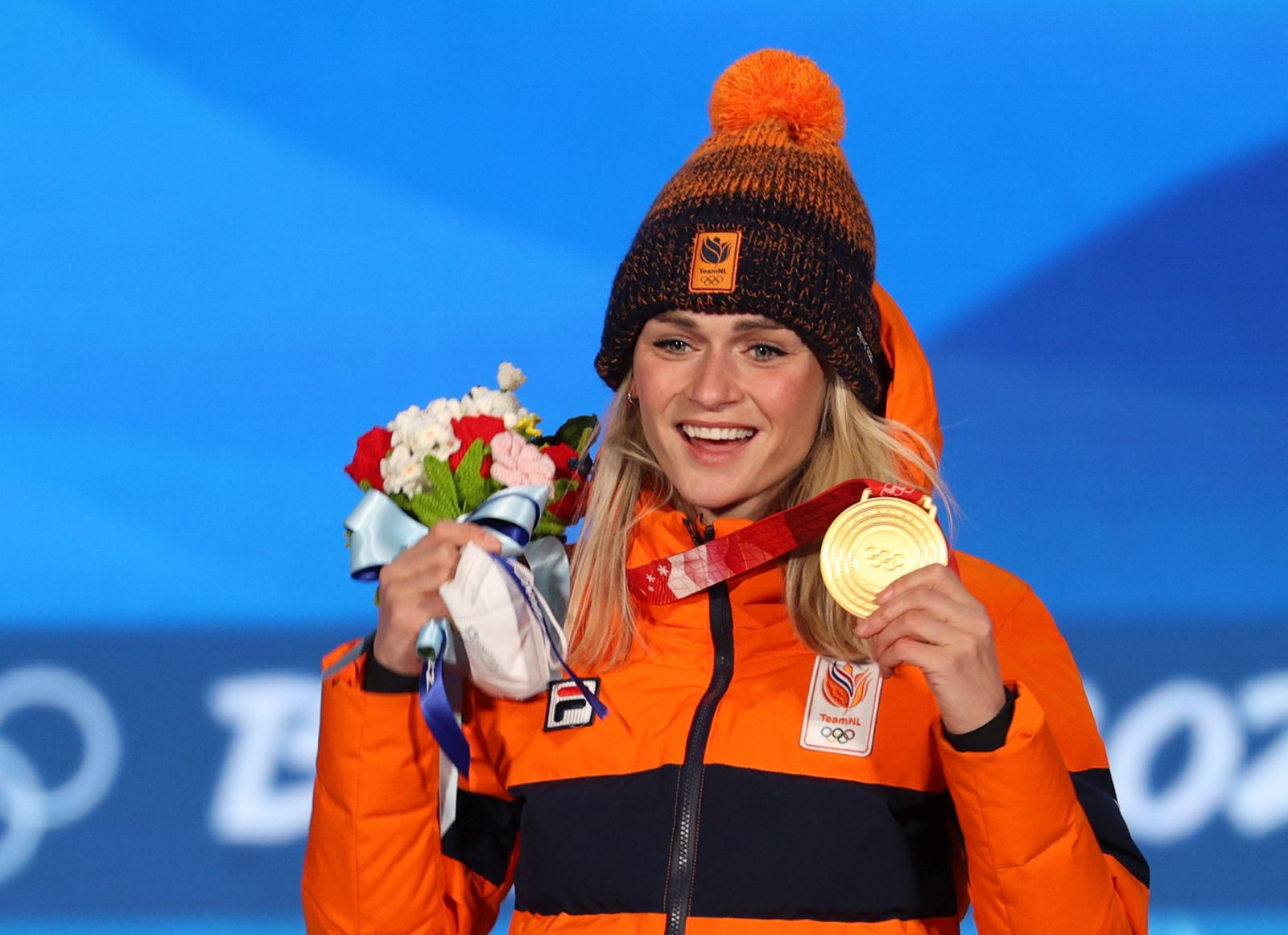 epa09732411 Gold medalist Irene Schouten of the Netherlands during the medal ceremony for Women's Speed Skating 3000m competition in Beijing, China, 06 February 2022.  EPA/JEROME FAVRE