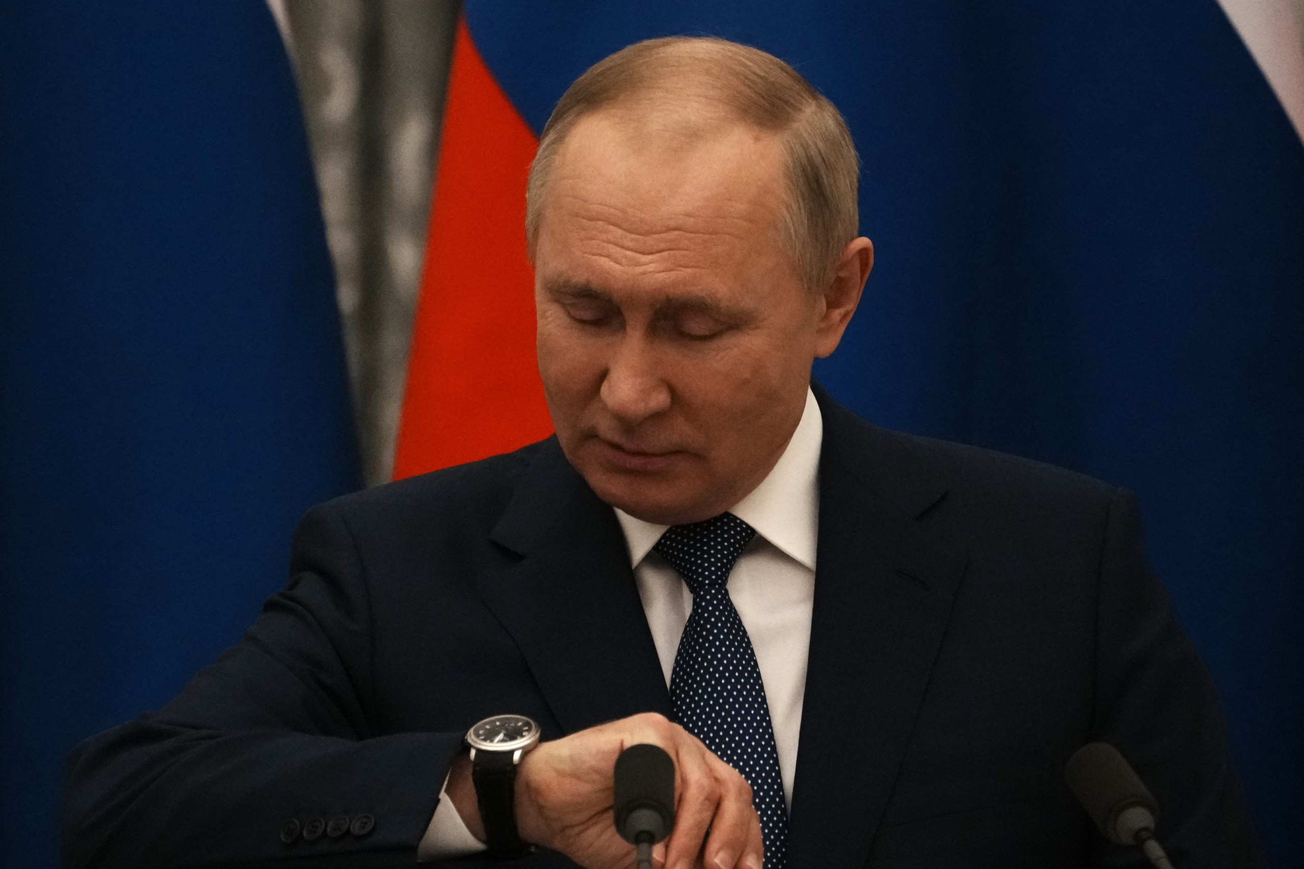 epa09736527 Russian President Vladimir Putin checks his watch before a press conference with French President Emmanuel Macron after their talks in the Kremlin in Moscow, Russia, 07 February2022. International efforts to defuse the standoff over Ukraine intensified with French President Emmanuel Macron holding talks in Moscow and German Chancellor Olaf Scholz in Washington to coordinate policies as fears of a Russian invasion mount.  EPA/THIBAULT CAMUS / POOL MAXPPP OUT
