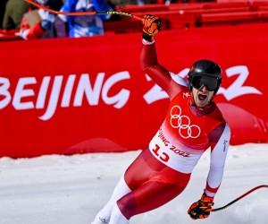 epa09737333 Matthias Mayer of Austria celebrates after his run in the Men's Super-G race of the Alpine Skiing events of the Beijing 2022 Olympic Games at the Yanqing National Alpine Ski Centre Skiing, Beijing municipality, China, 08 February 2022.  EPA/JEAN-CHRISTOPHE BOTT